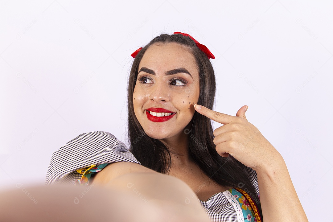 Mulher com vestido de festa junina