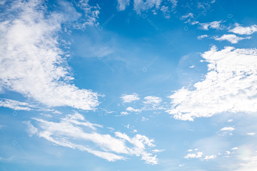 Lindo e luxuoso céu azul suave com luz solar entre a nuvem azul perfeita para o fundo