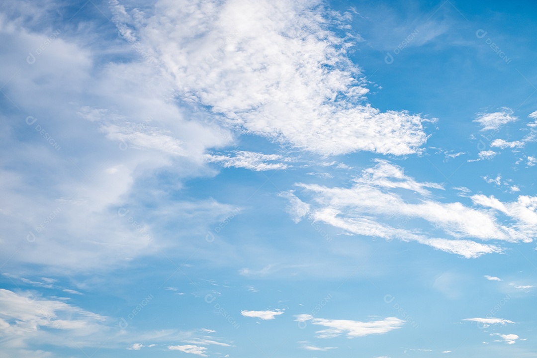 Lindo e luxuoso céu azul suave com luz solar entre a nuvem azul perfeita para o fundo
