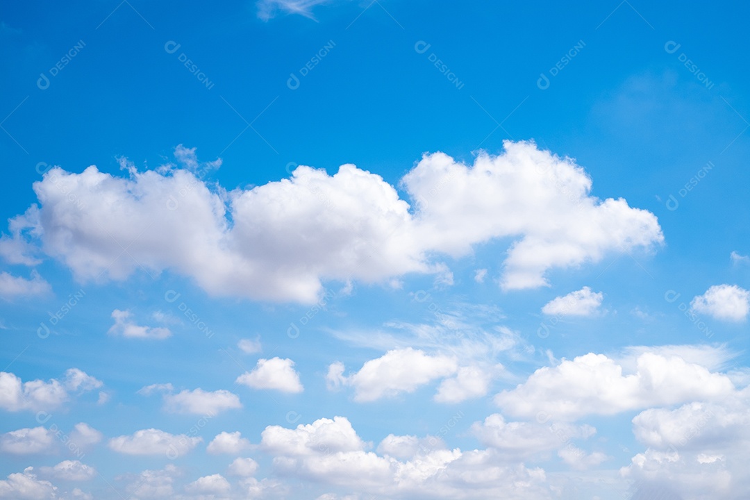 Lindo e luxuoso céu azul suave com luz solar entre a nuvem azul perfeita para o fundo