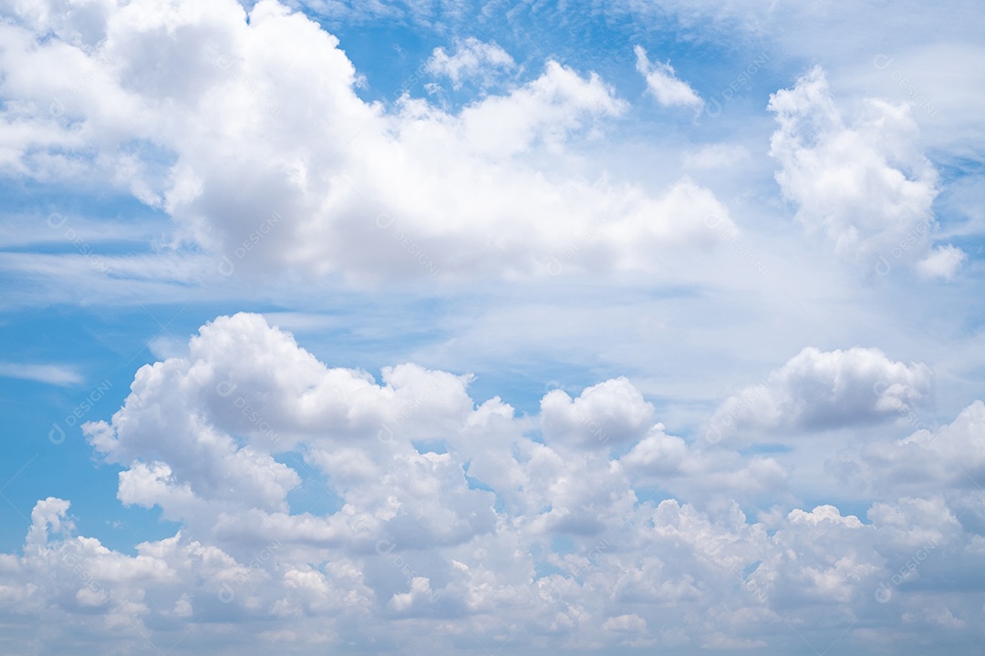 Lindo e luxuoso céu azul suave com luz solar entre a nuvem azul perfeita para o fundo