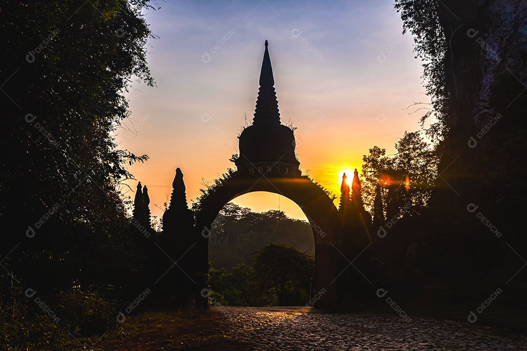 Paisagem do belo nascer do sol no Parque Khao Na Nai Luang Dharma em Surat Thani Tailândia