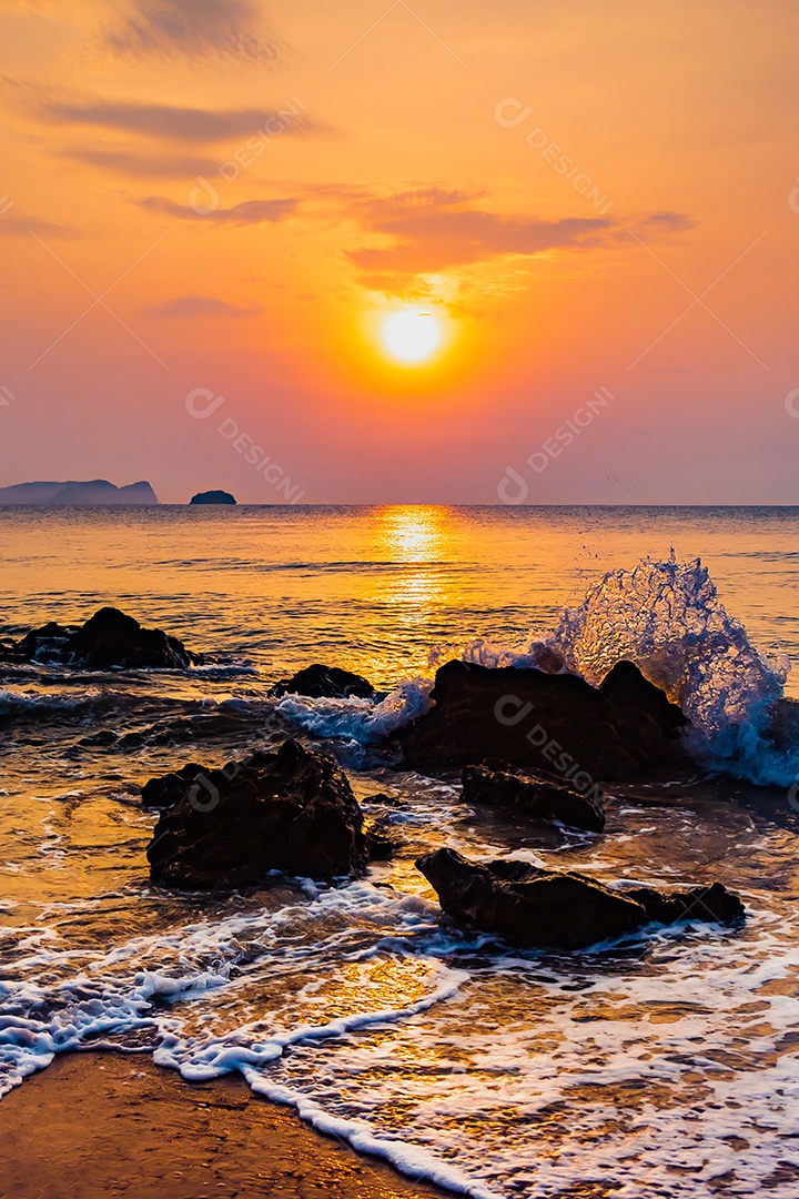 Paisagem do mar e ondas do mar pela manhã