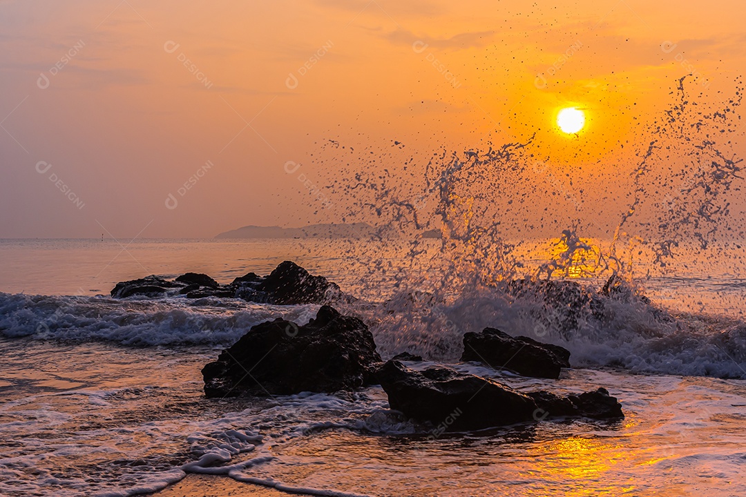 Paisagem do mar e ondas do mar pela manhã
