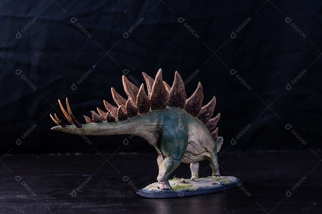 Belo dinossauro sobre fundo isolado