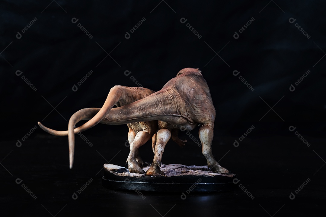 Belo dinossauro sobre fundo isolado