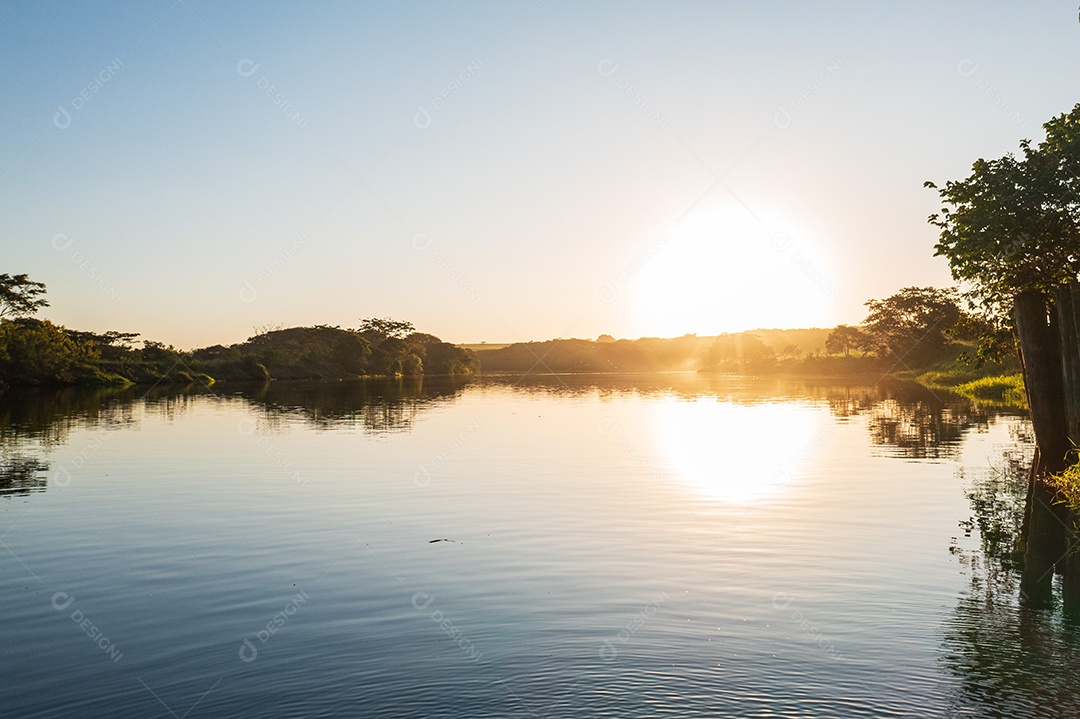 Pôr do sol no trecho do rio Tietê em Bariri, estado de São Paulo