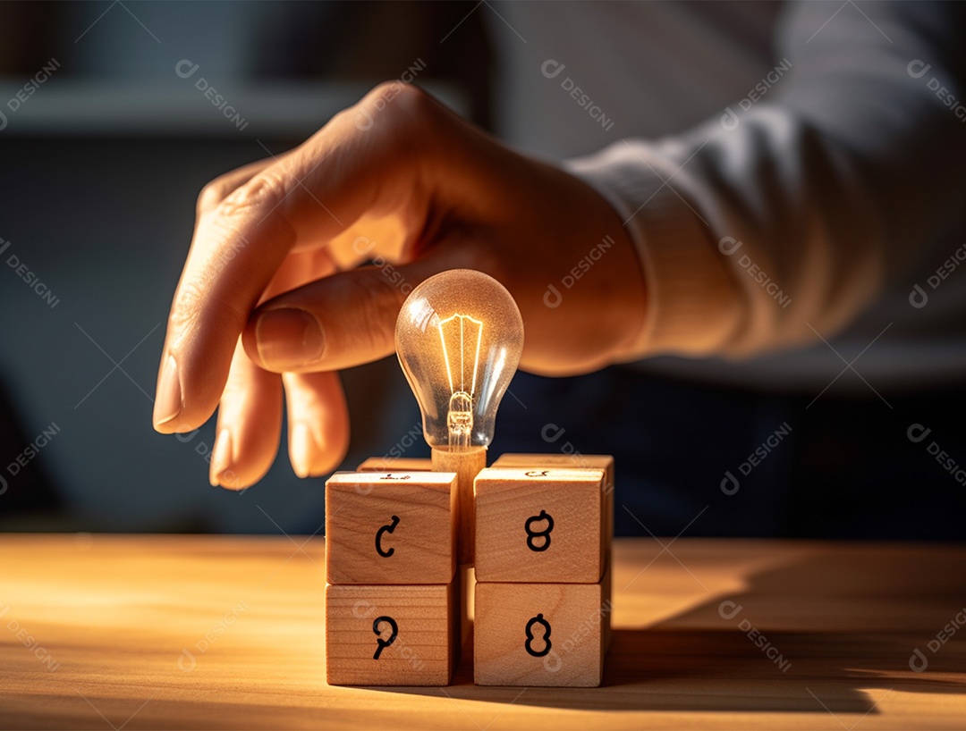 Pequena lâmpada sobre bloco de madeira.