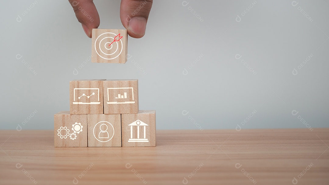 Empilhamento de bloco de cubo de madeira com ícone. Conceito de estratégia de negócios e plano de ação de meta.