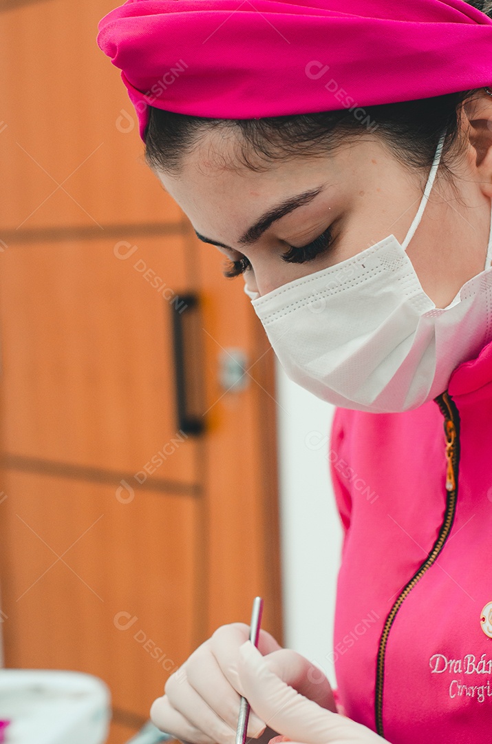 Dentista no consultório com paciente