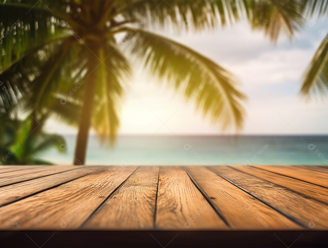 Mesa de madeira sobre fundo do mar azul.