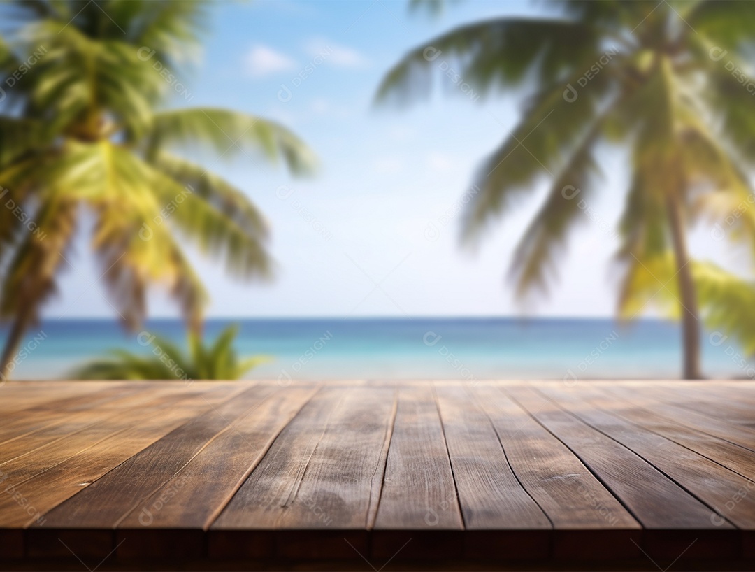 Tampo de madeira sobre fundo de uma praia ao nascer do sol.