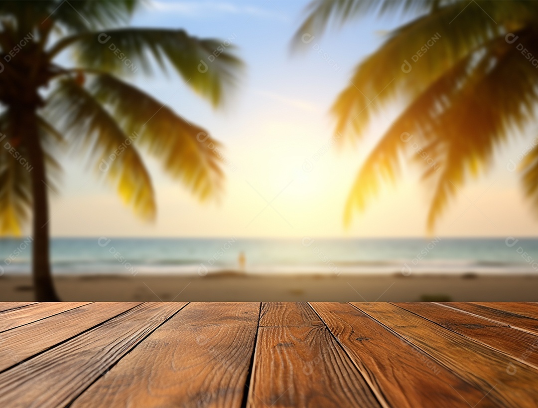 Tampo de madeira sobre fundo de uma praia ao nascer do sol.