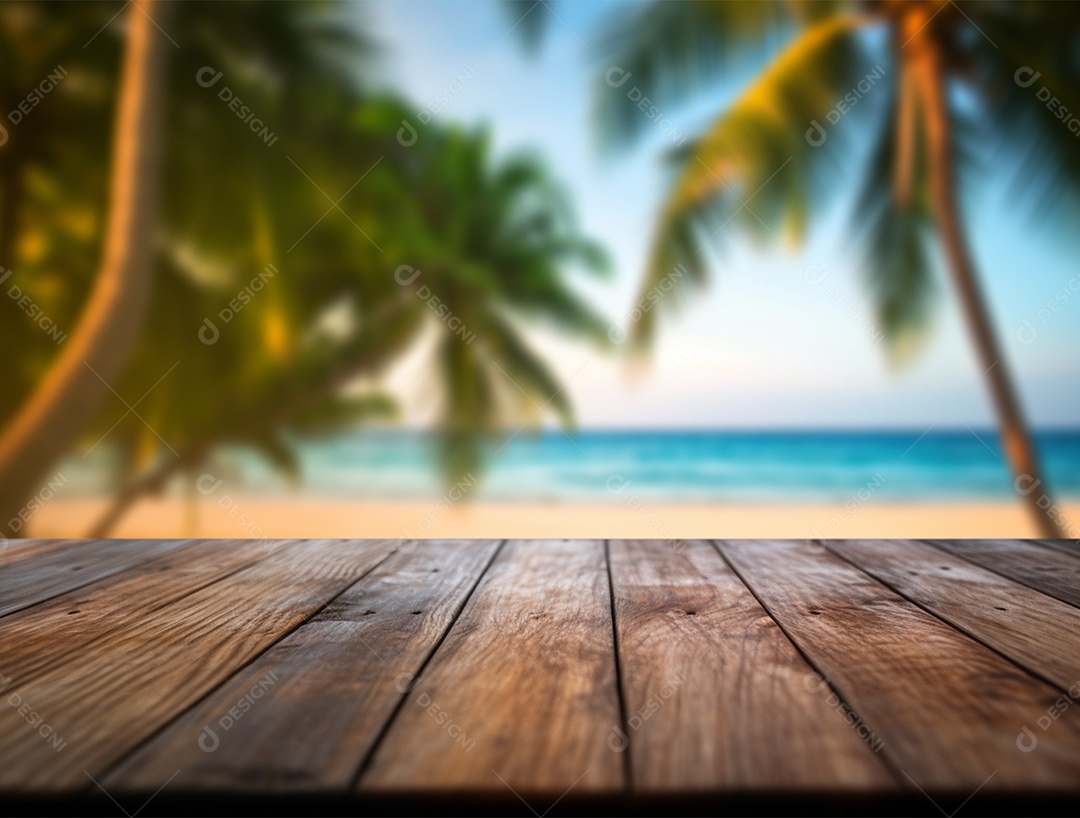 Tampo de madeira sobre fundo de uma praia ao nascer do sol.