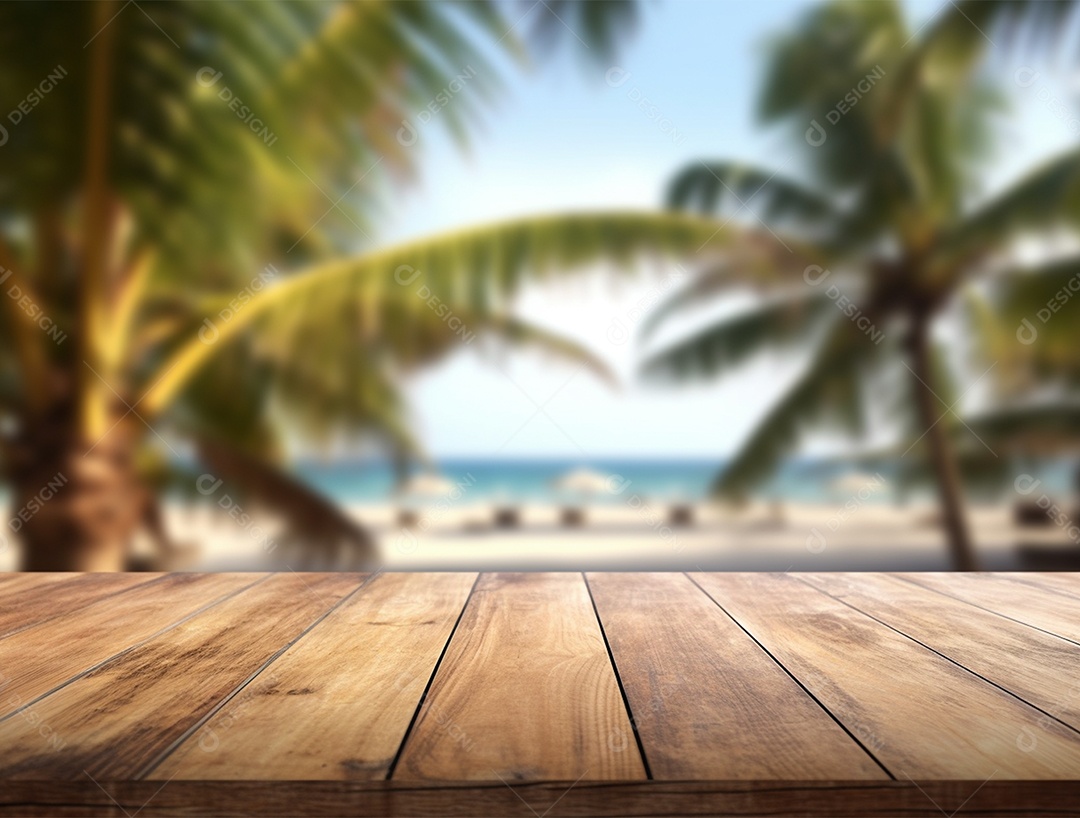 Tampo de madeira sobre fundo desfocado de uma praia.