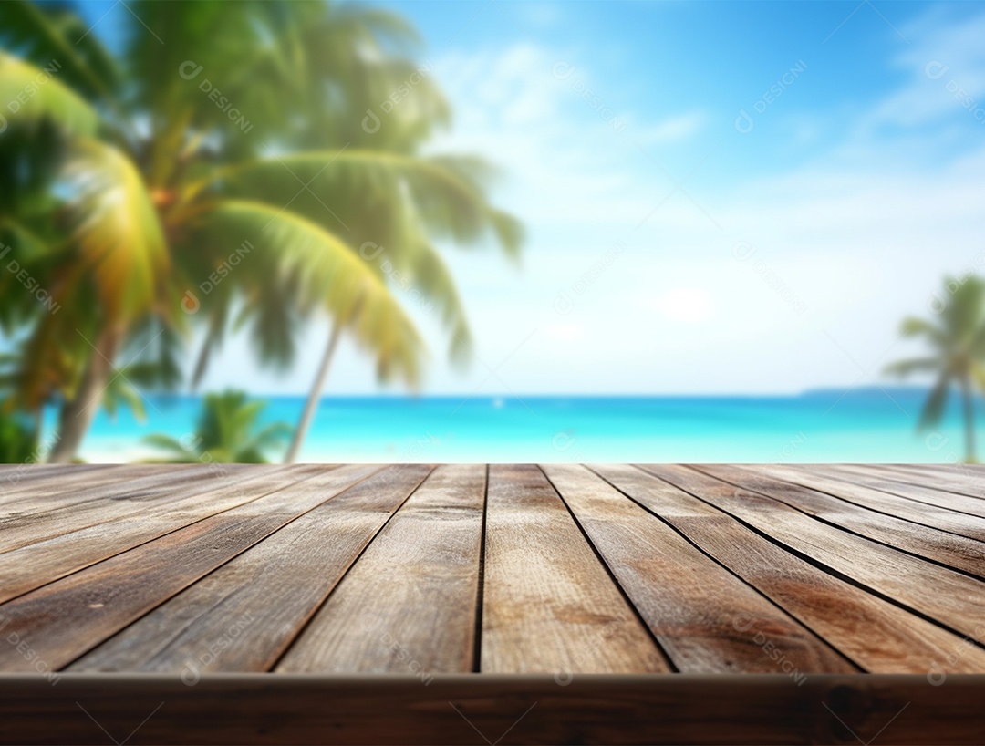 Tampo de madeira sobre fundo de uma praia ao nascer do sol.