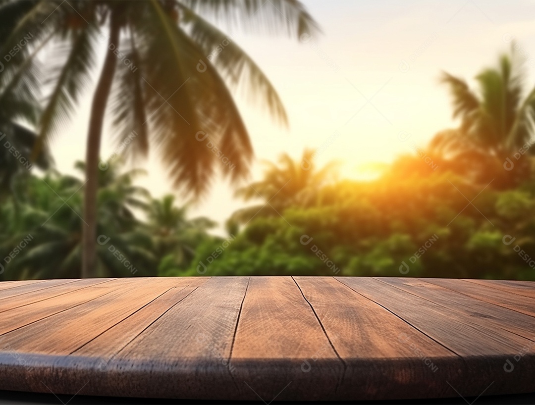 Tampo de madeira sobre fundo de coqueiros ao nascer do sol.