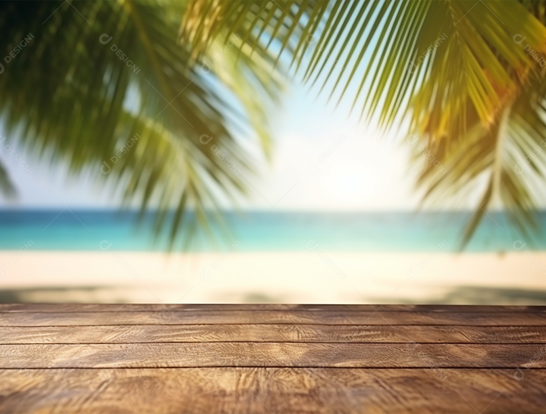 Tampo de madeira sobre fundo de uma praia ao nascer do sol.