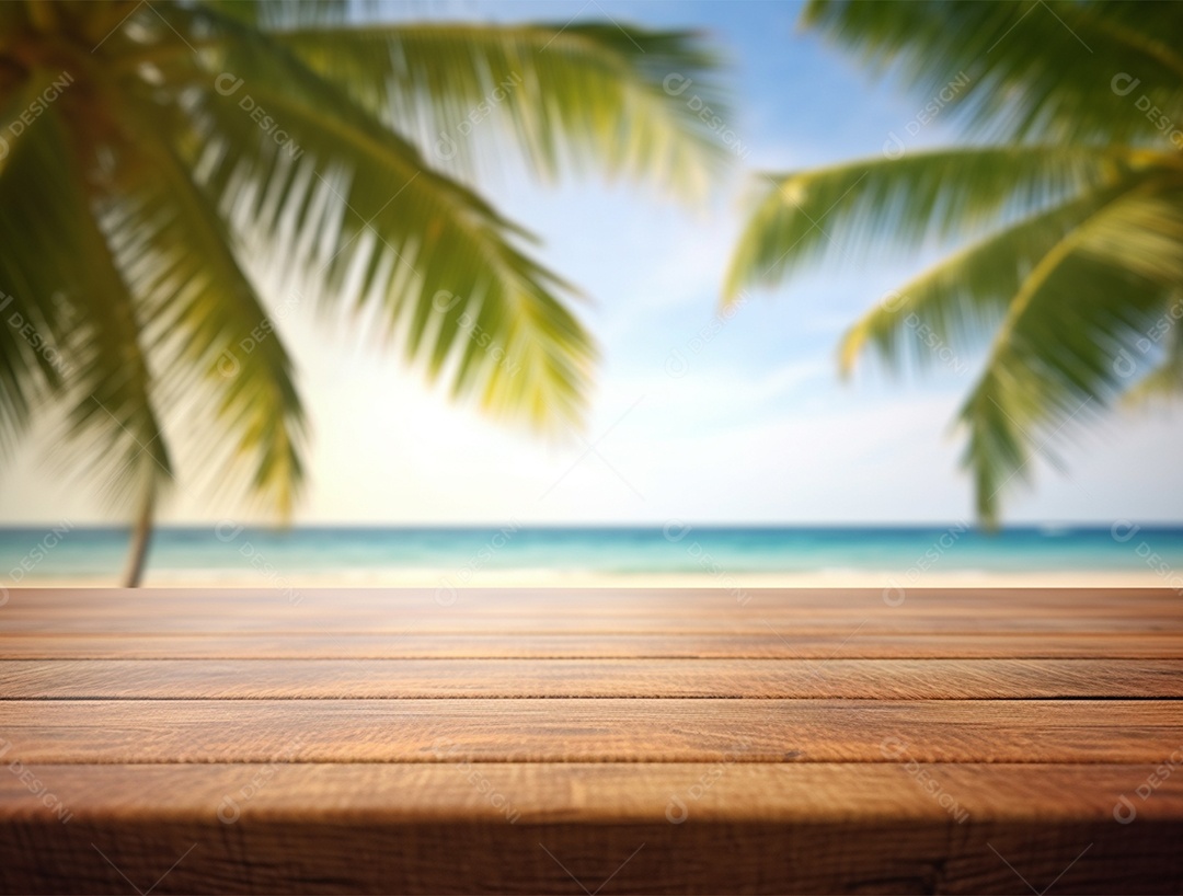 Tampo de madeira sobre fundo de uma praia ao nascer do sol.