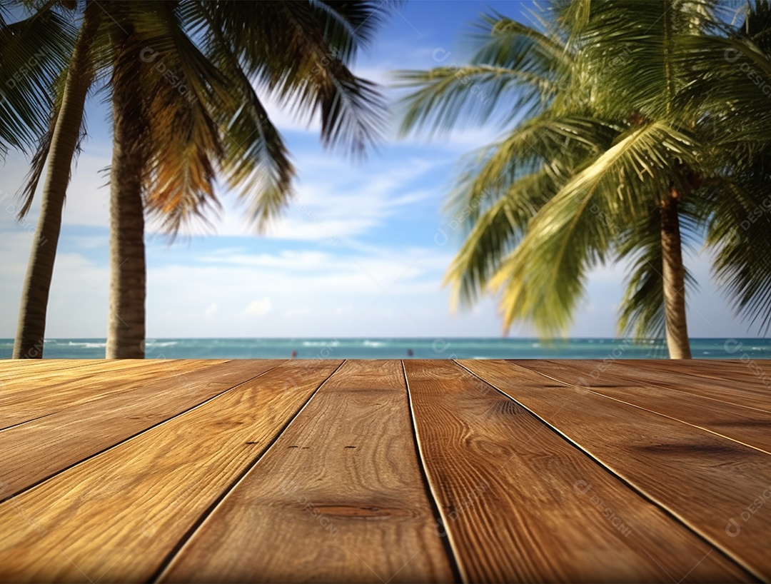 Tampo de madeira sobre fundo de um mar azul.