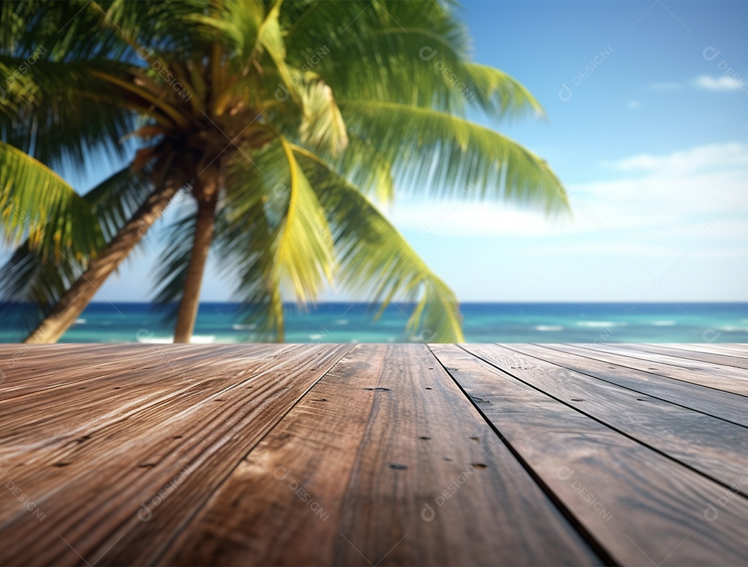 Tampo de madeira sobre fundo de um mar azul.