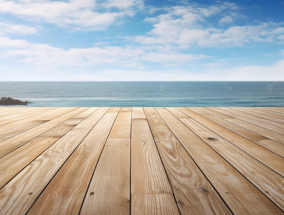 Tampo de madeira sobre fundo de um mar azul.