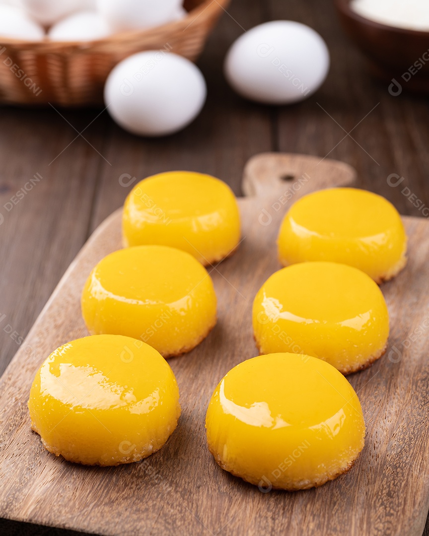 Quindim, tradicional sobremesa brasileira de ovo e coco