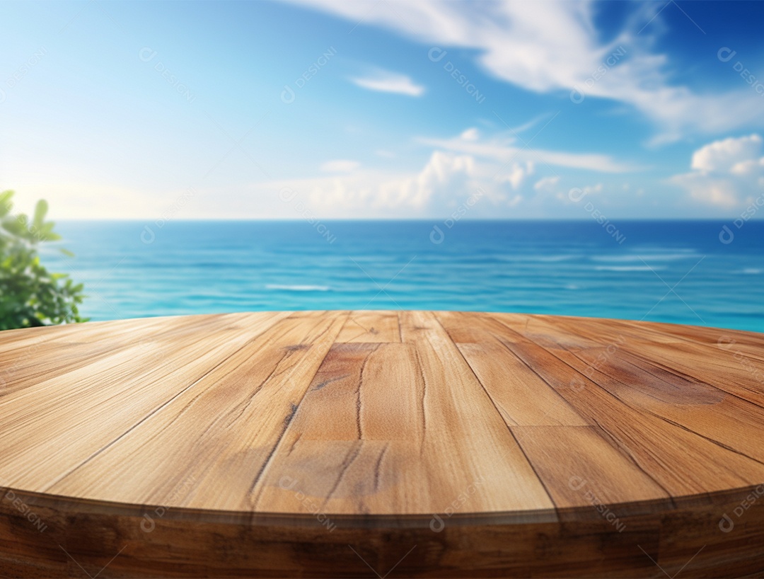 Tampo redondo de madeira sobre fundo de um mar azul.