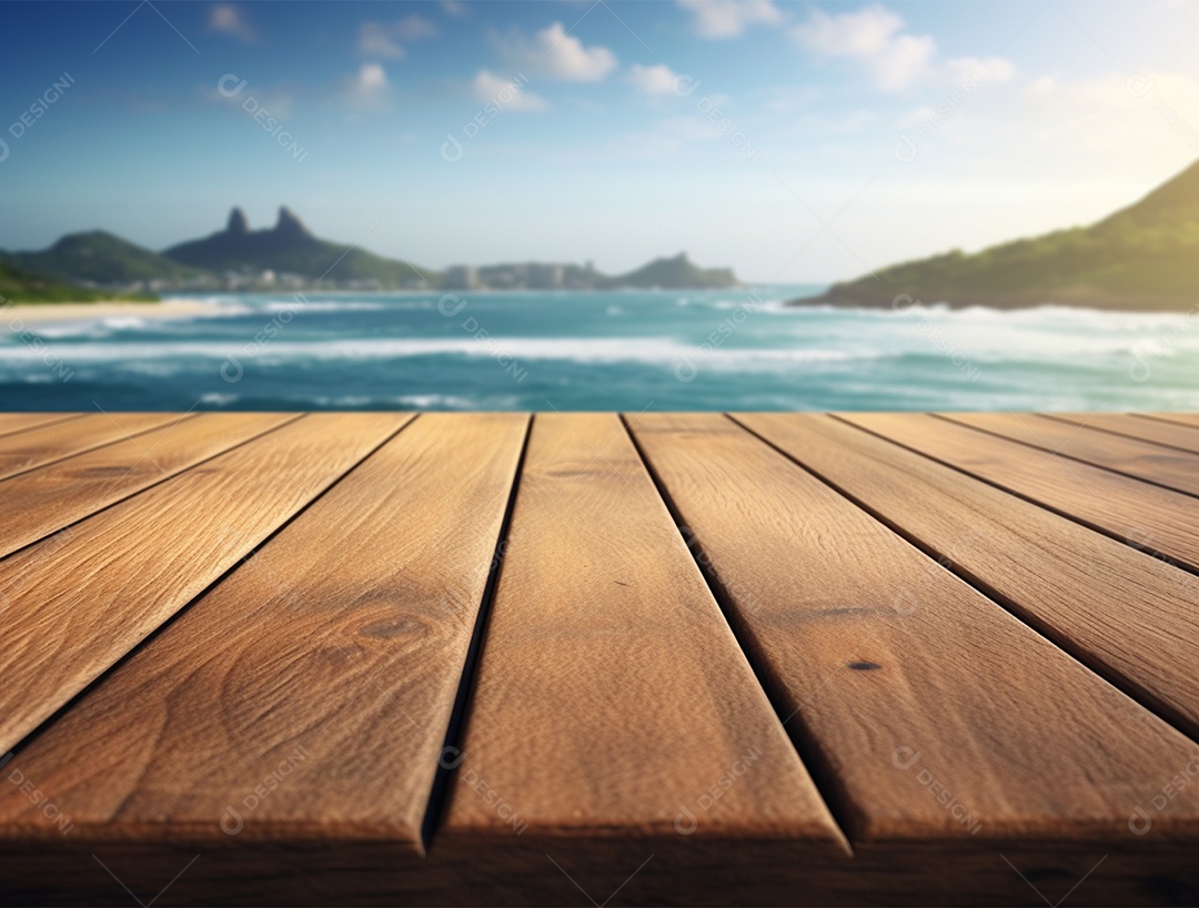 Tampo de madeira sobre fundo de um mar azul.