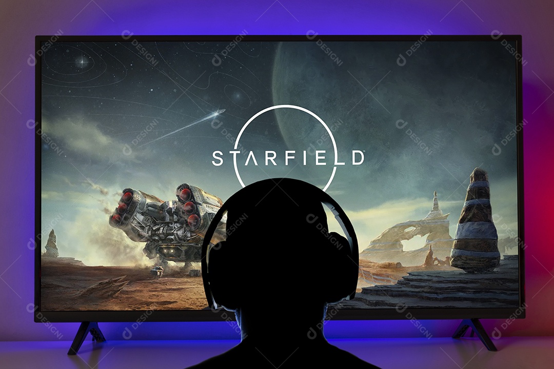 Homem jogando Starfield em frente à TV com fone de ouvido