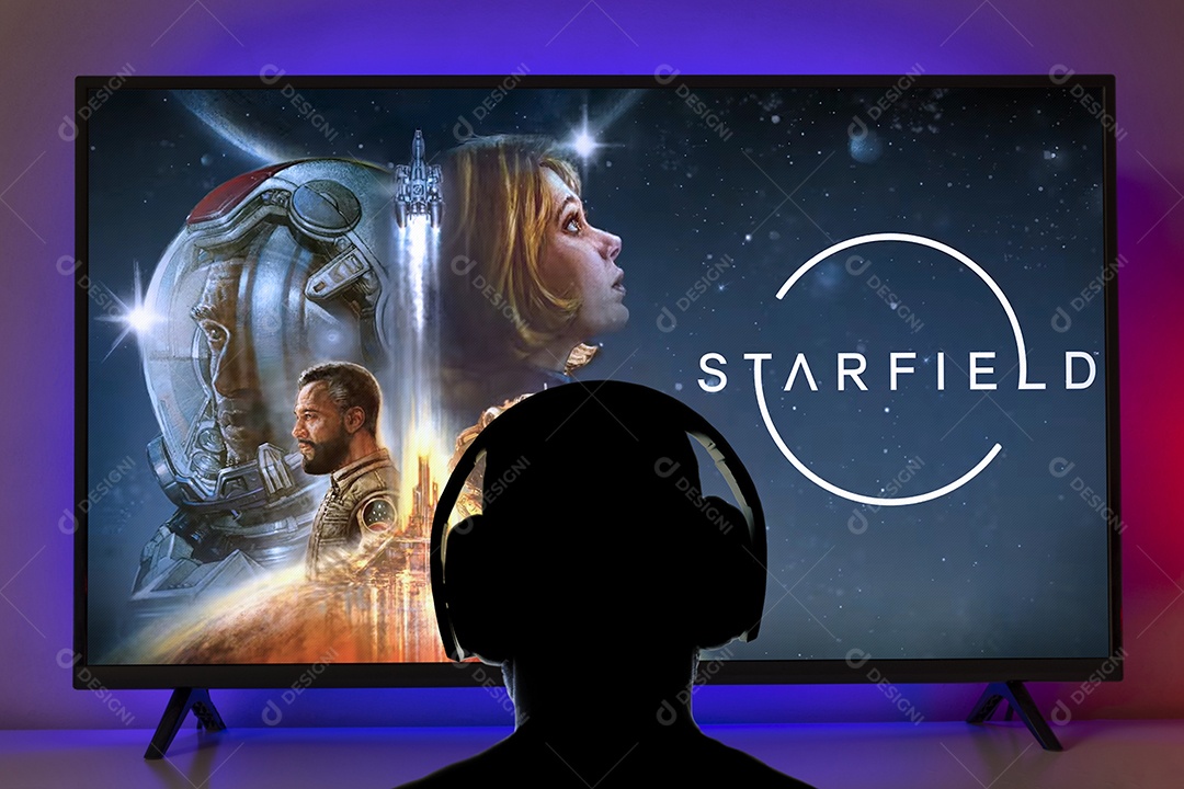 Homem jogando Starfield em frente à TV com fone de ouvido