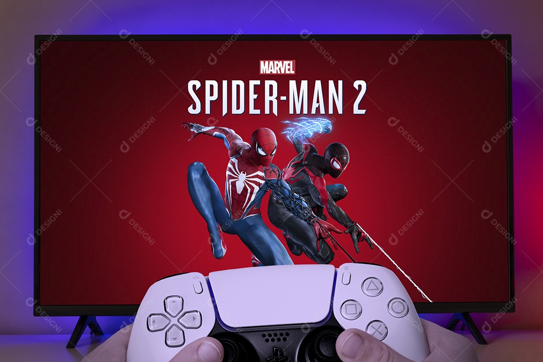 Garoto jogando Marvel Spider Man 2 com controle do Playstation 5