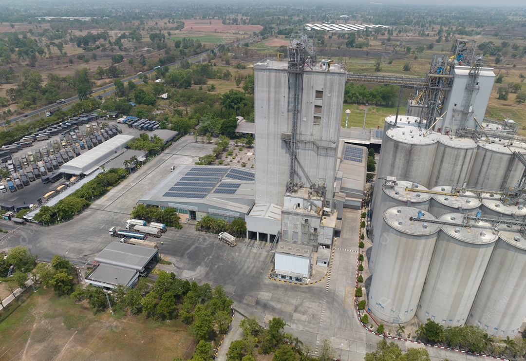 Vista aérea de fábrica de ração animal