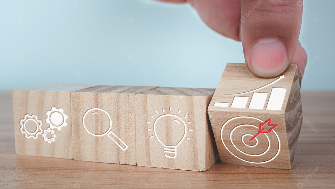 Empilhamento de bloco de cubo de madeira com ícone. Conceito de estratégia de negócios e plano de ação de meta.