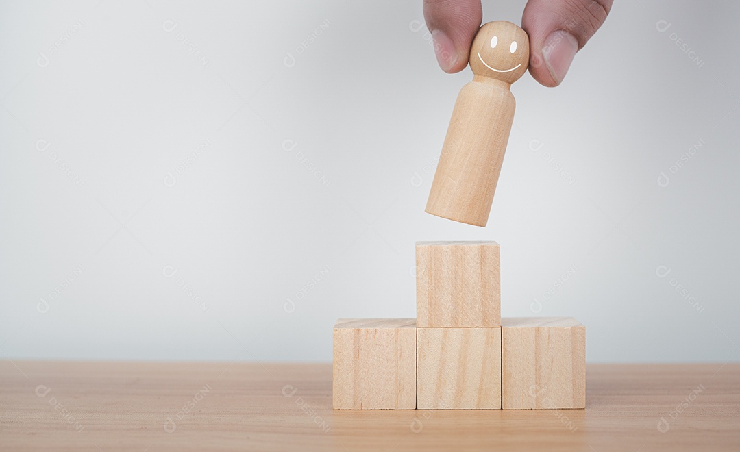 Conceito de negócios e RH para liderança e líder de equipe, bonecos de madeira se destacam na frente