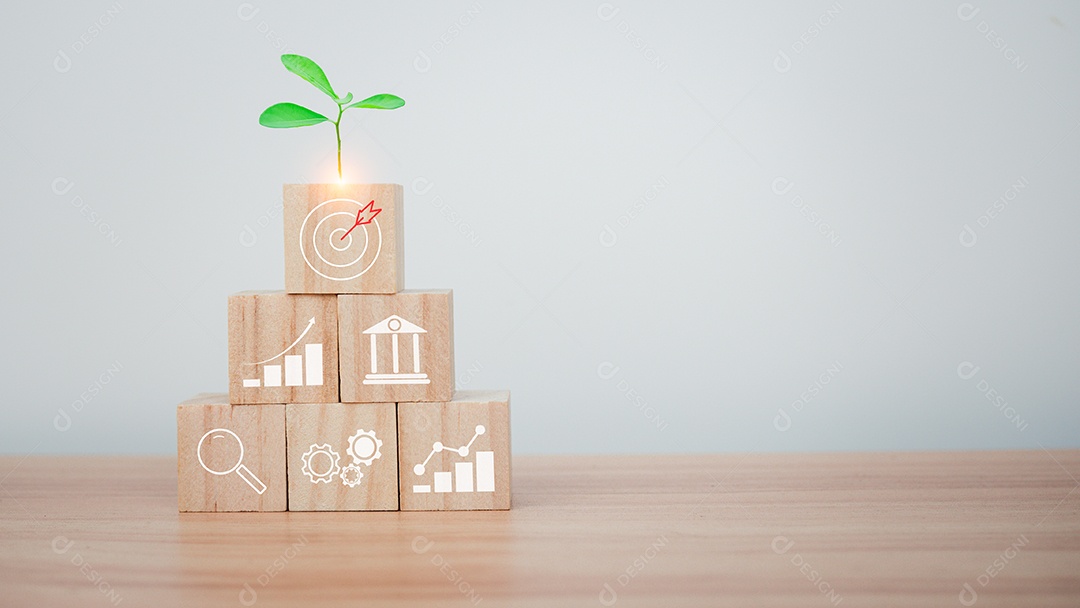 Empilhamento de bloco de cubo de madeira com ícone. Conceito de estratégia de negócios e plano de ação de meta.