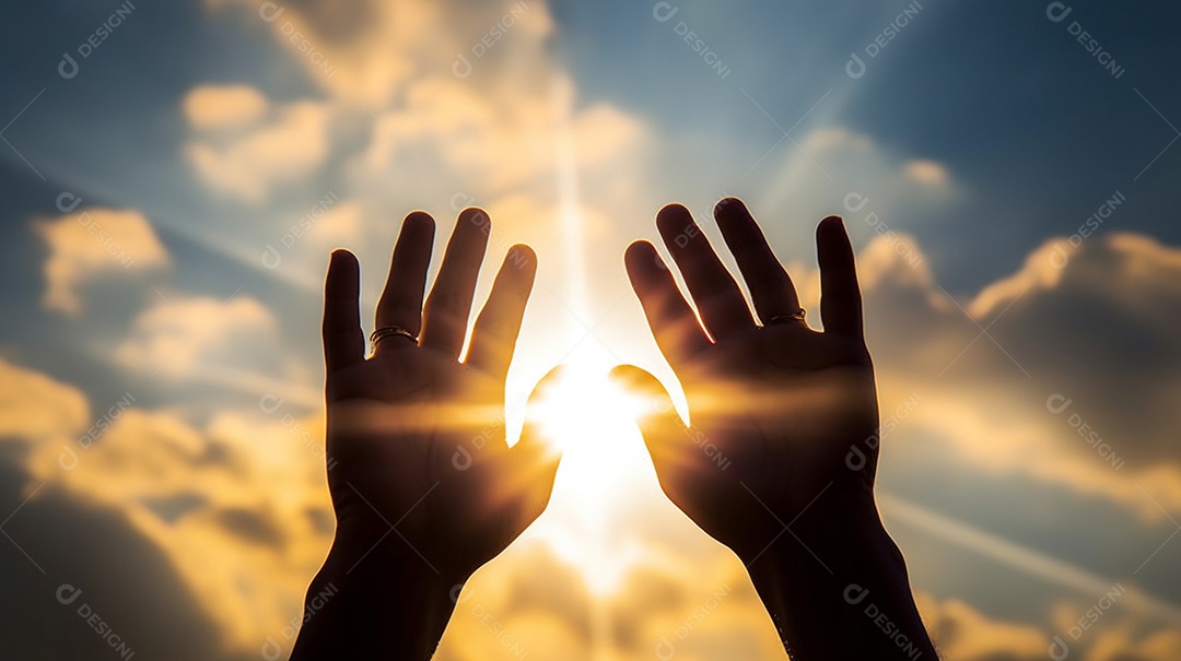 Cristão com as mãos para o alto orando