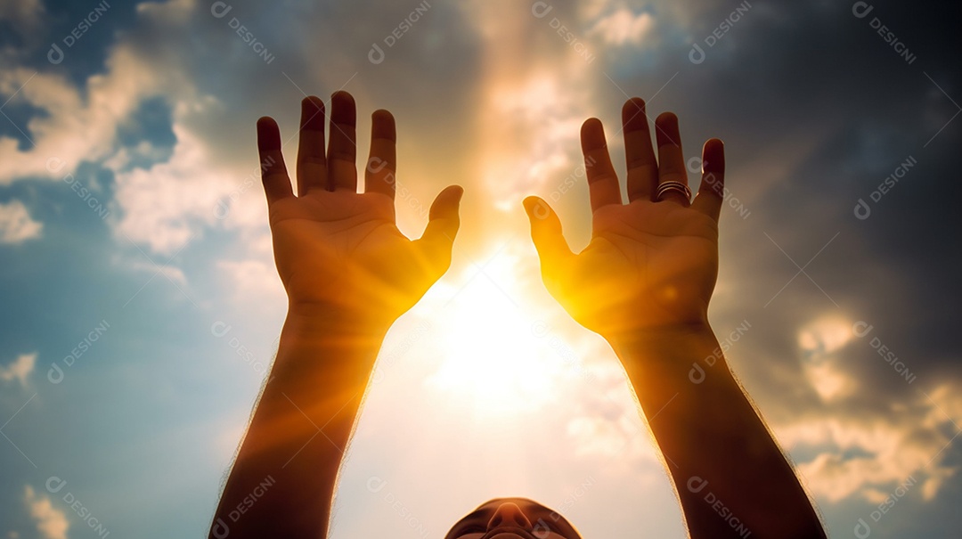 Cristão com as mãos para o alto orando