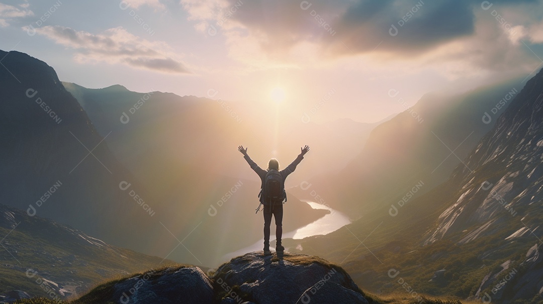Homem em pé sobre monte