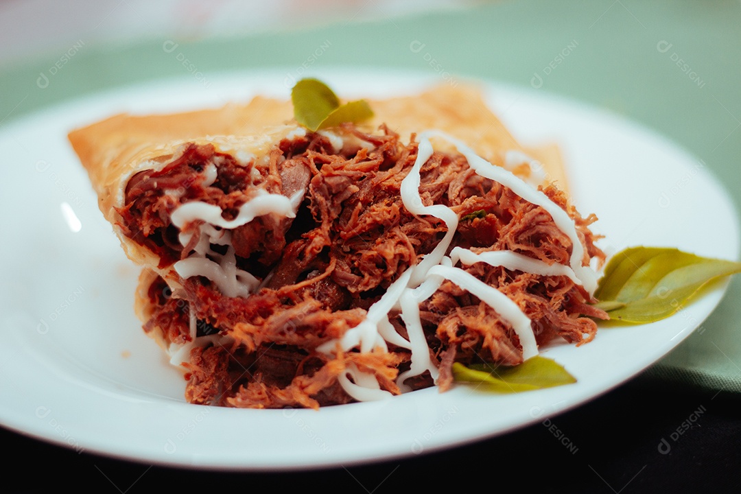 Mesa de café da manhã sobre uma mesa de madeira