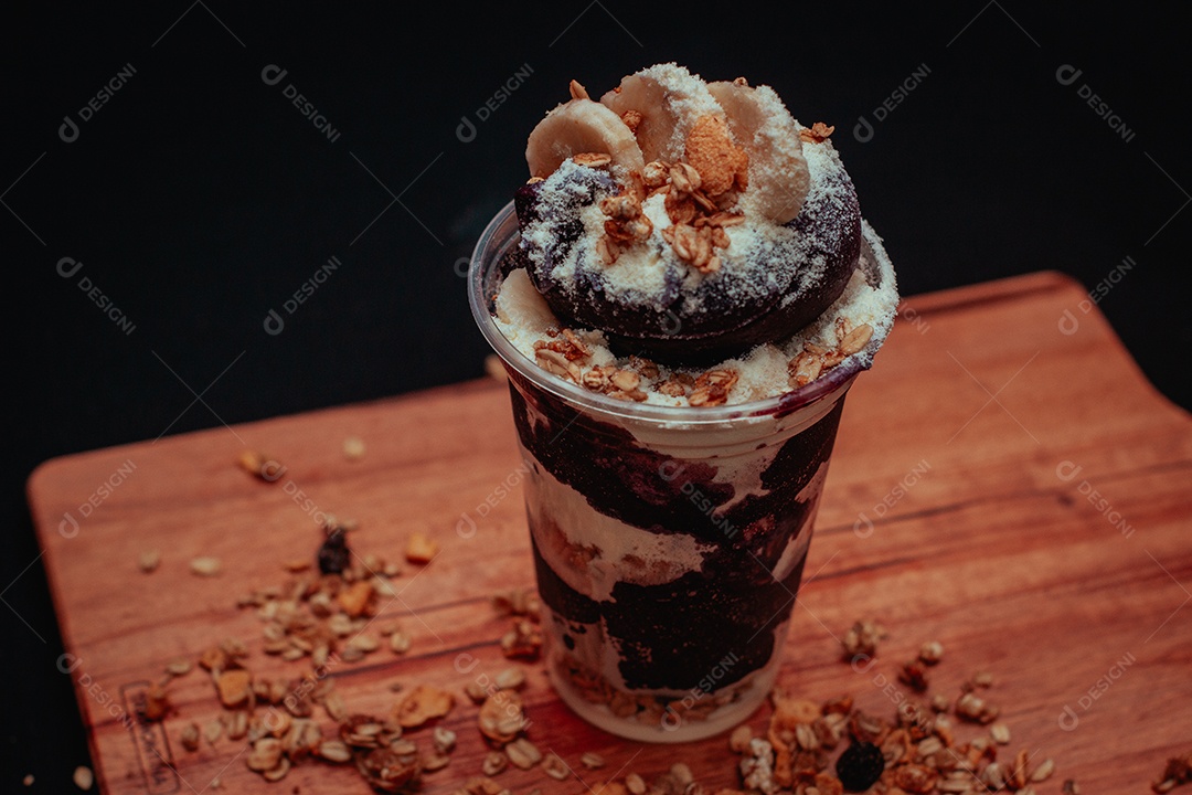 Milk shake sobre uma mesa de madeira