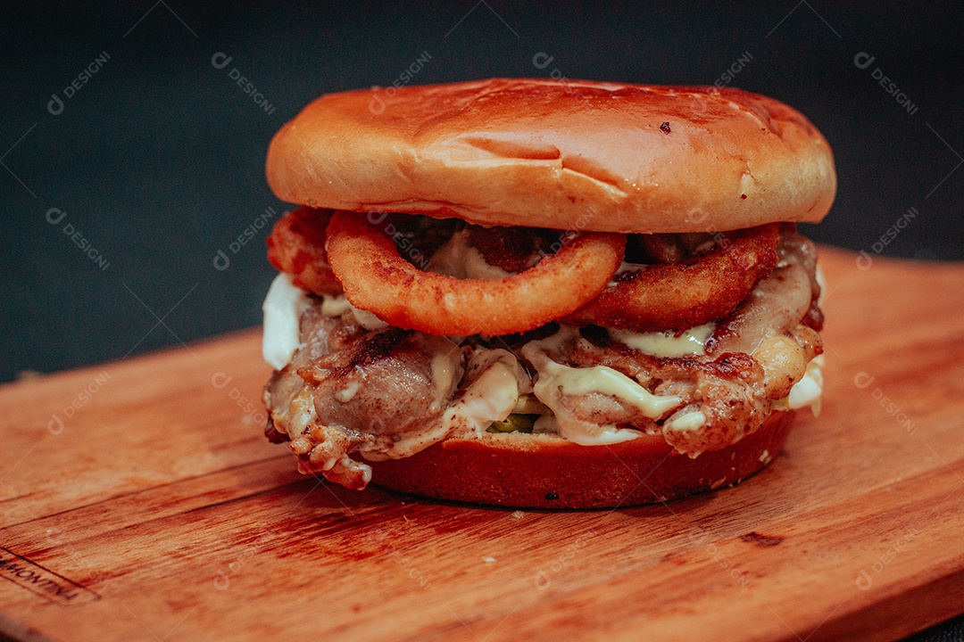 Hambúrguer delicioso sobre uma mesa de madeira