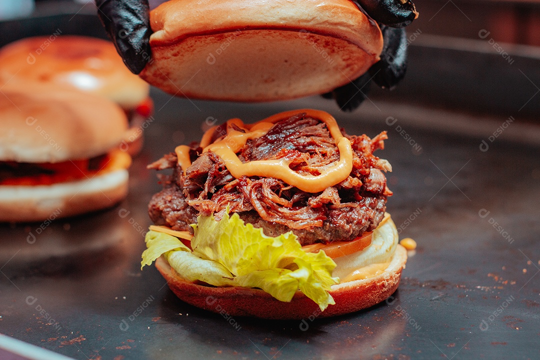 Hambúrguer delicioso sobre uma mesa de madeira