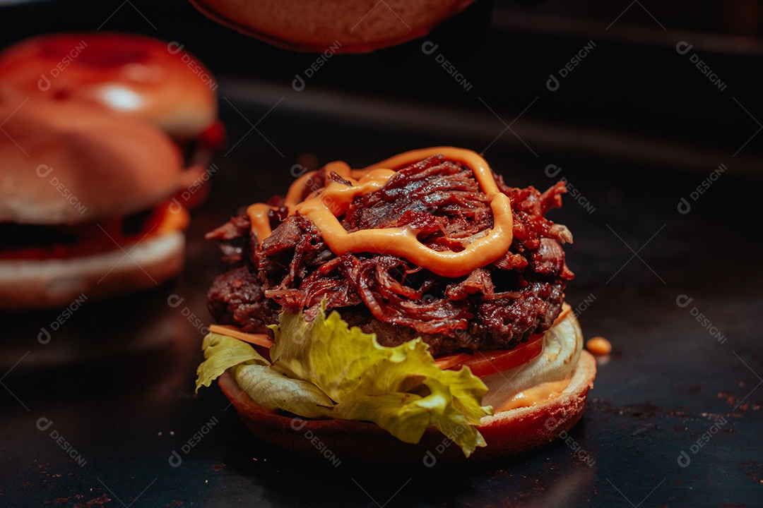 Hambúrguer delicioso sobre uma mesa de madeira