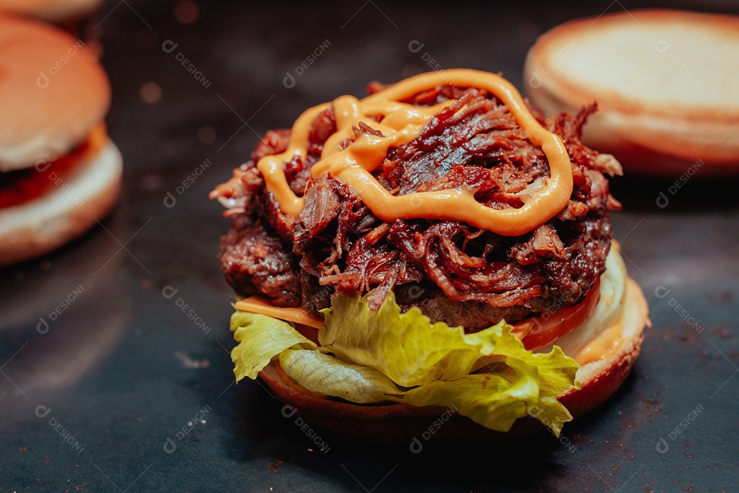 Hambúrguer delicioso sobre uma mesa de madeira