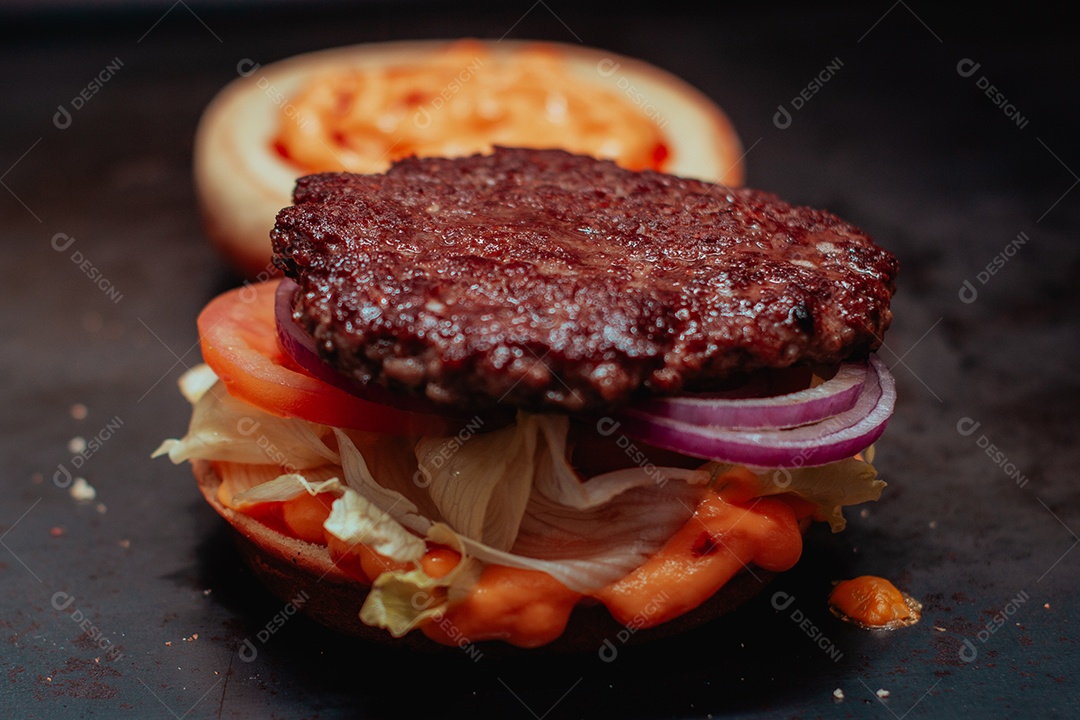 Hambúrguer delicioso sobre uma mesa de madeira