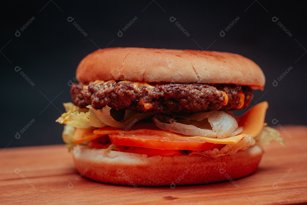 Hambúrguer delicioso sobre uma mesa de madeira