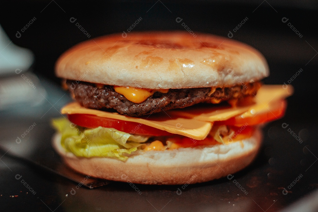 Hambúrguer delicioso sobre uma mesa de madeira