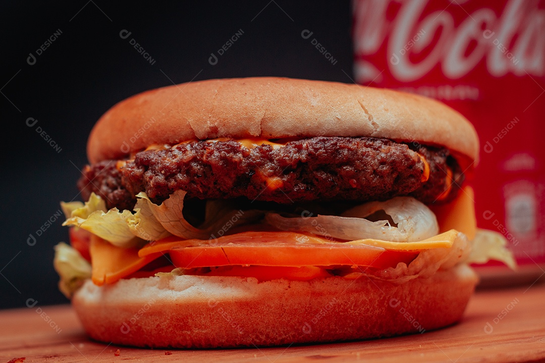 Hambúrguer delicioso sobre uma mesa de madeira