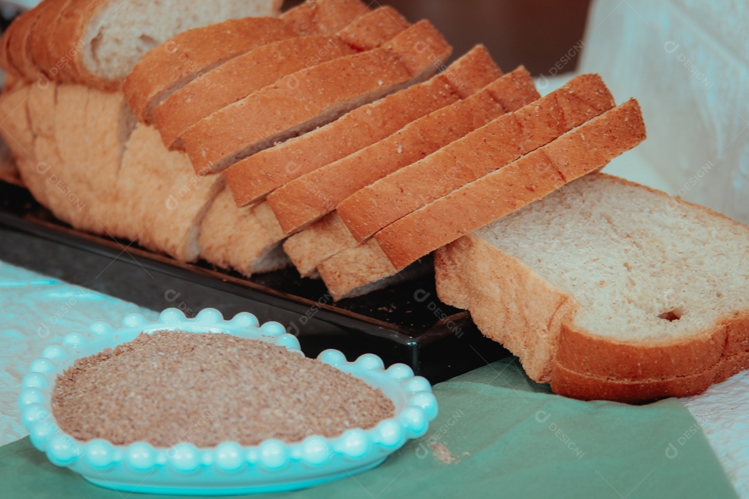Mesa de café da manhã sobre uma mesa de madeira